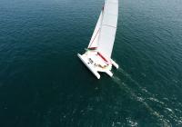 yachting trimarano naviga a vela